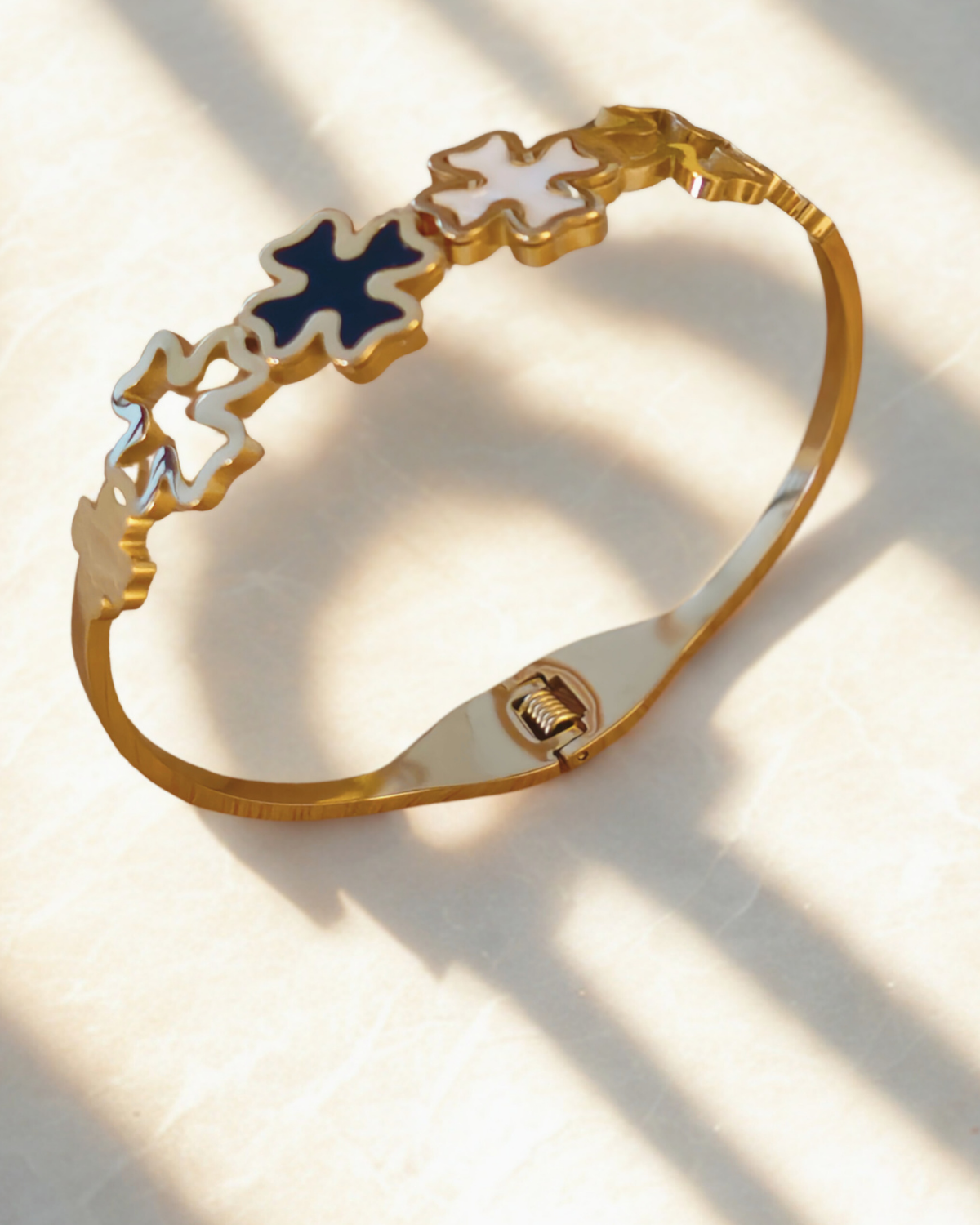 Luxe Clover - An Emblem of Grace Bangle