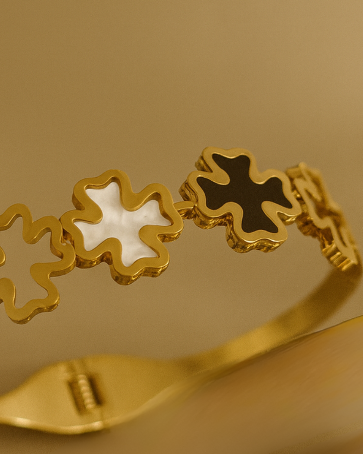 Luxe Clover - An Emblem of Grace Bangle