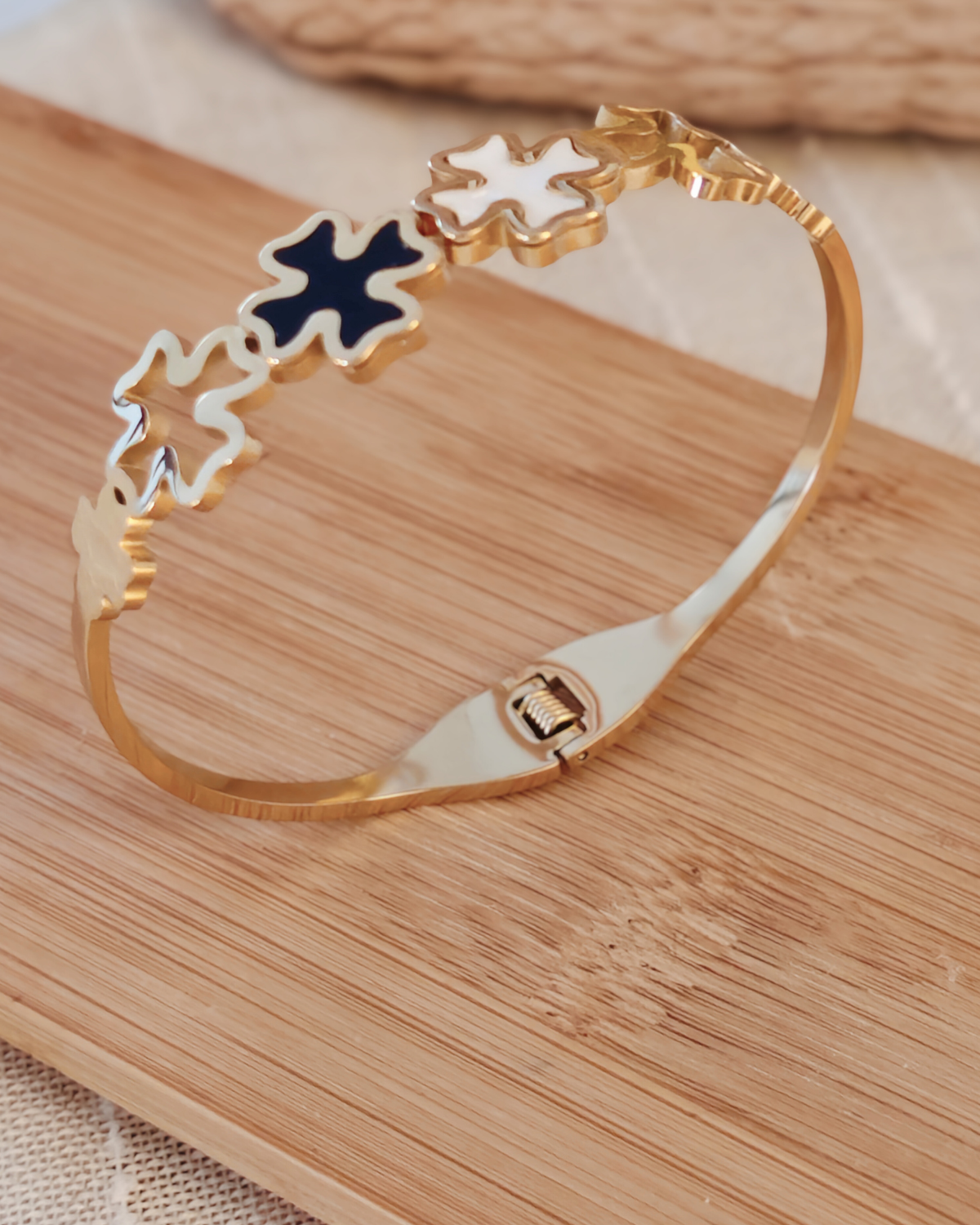 Luxe Clover - An Emblem of Grace Bangle